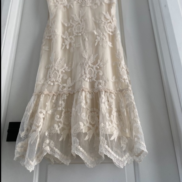 Lace dress - Picture 2 of 4